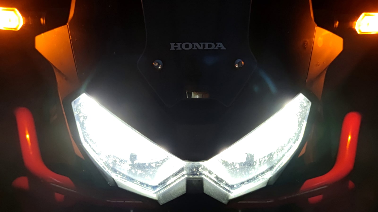 Ein Mottorad der Marke Honda in der Nacht