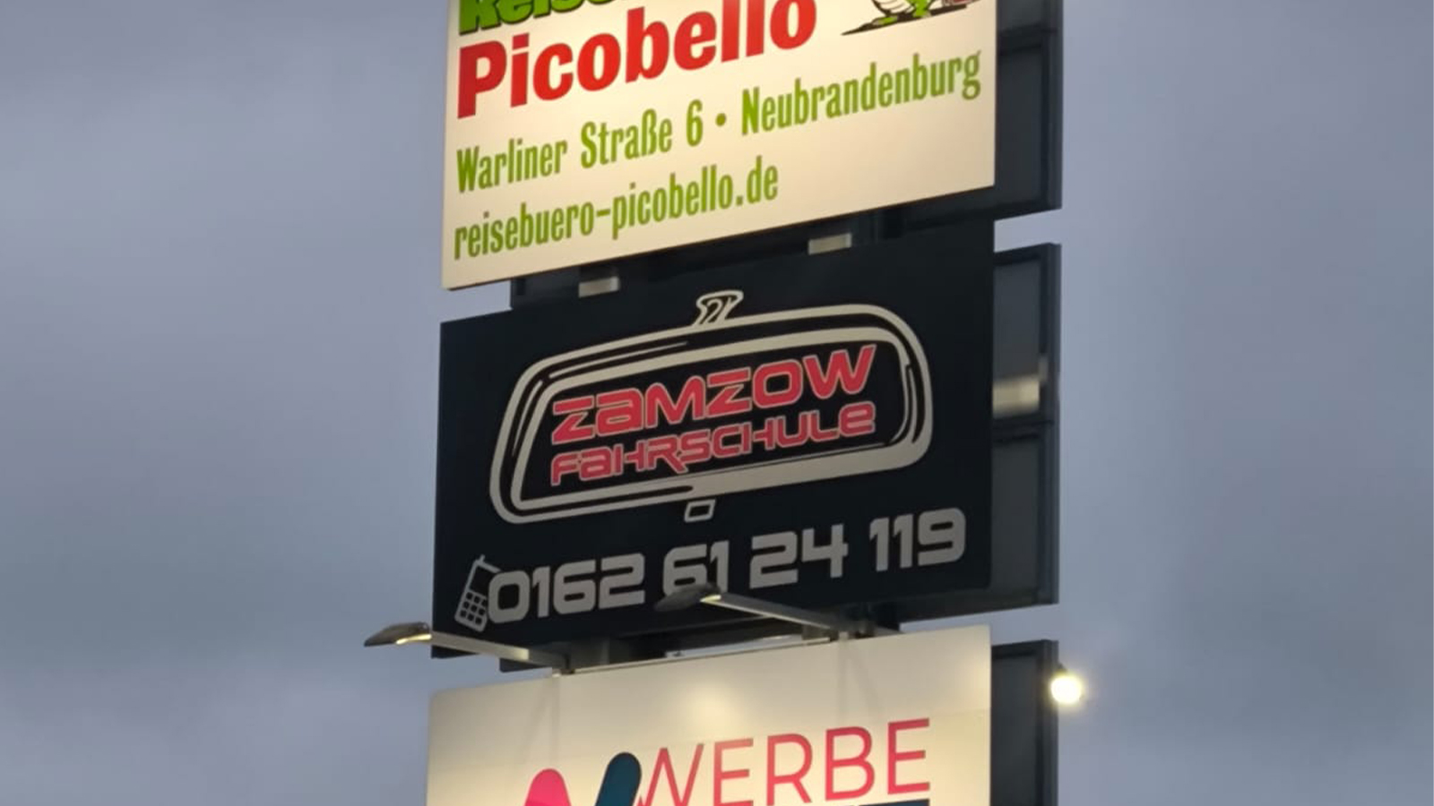 Werbetafel ziert neubrandenburger Umgeungsstraße