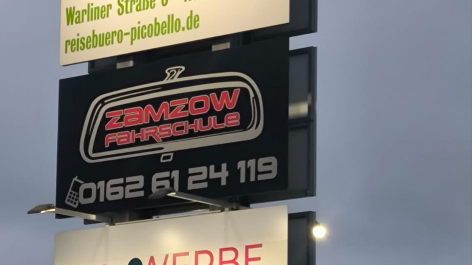 Werbetafel mit dem Firmenlogo