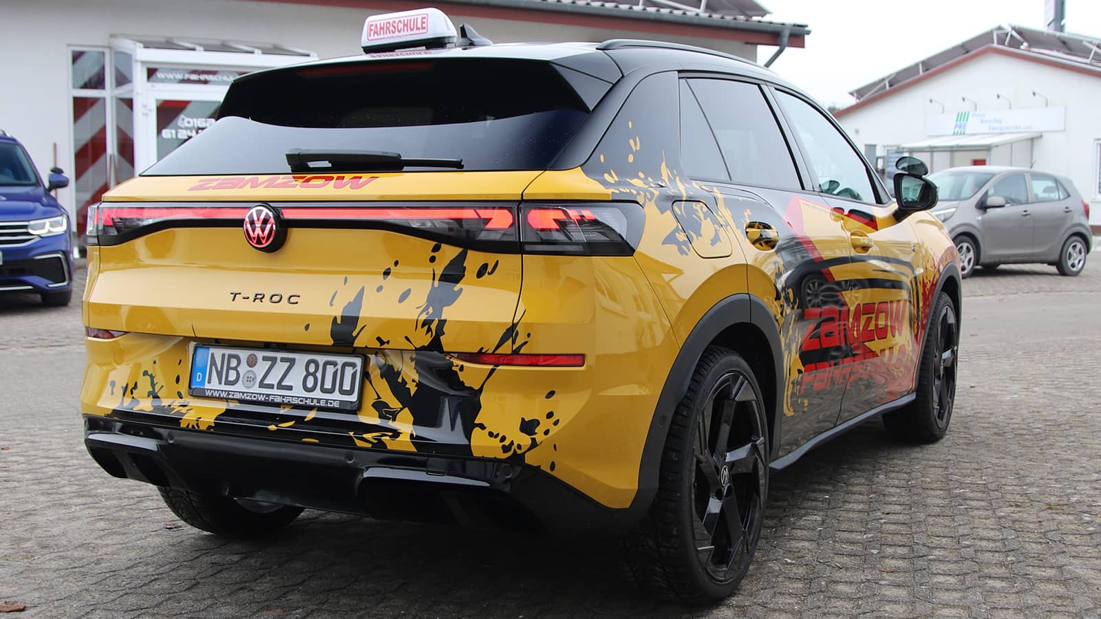 Heckansicht des VW T-Roc Fahrschulautos der Fahrschule Zamzow mit Folierung in Neubrandenburg.